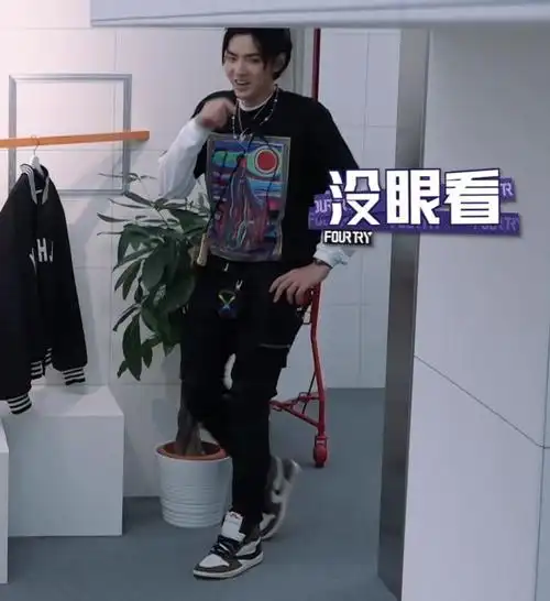 鞋狗″吴亦凡:台风天护住aj1倒勾,上身the 10芝加哥,supreme联名!