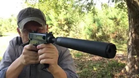 捷克vz61蝎式冲锋枪,拧上消音器靶场射击测试,声音真安静