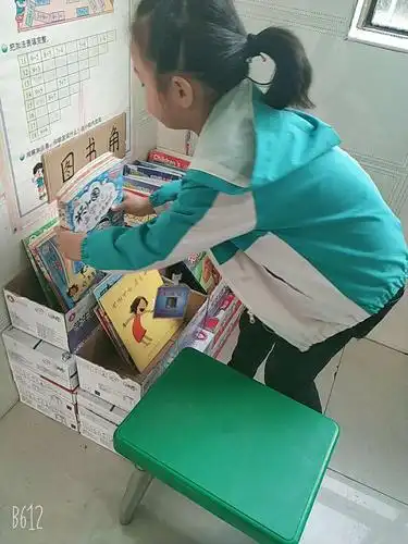 孩子自己在整理图书角