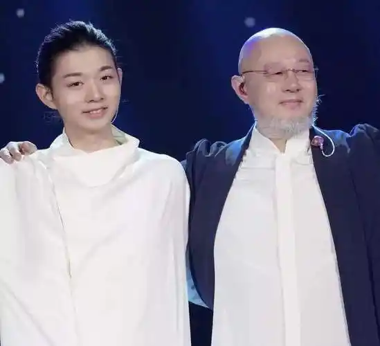 霍尊1990年9月出生于音乐之家,母亲仲小萍是上个世纪80年代的歌坛传奇