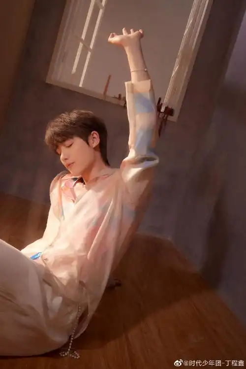 丁程鑫光影写真大片##丁程鑫扎染衬衫光影随拍