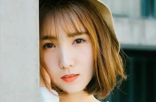 精彩剧情:秦雪一脸茫然的看着穆轩不知其何意,穆轩又道:"雪儿,你是我