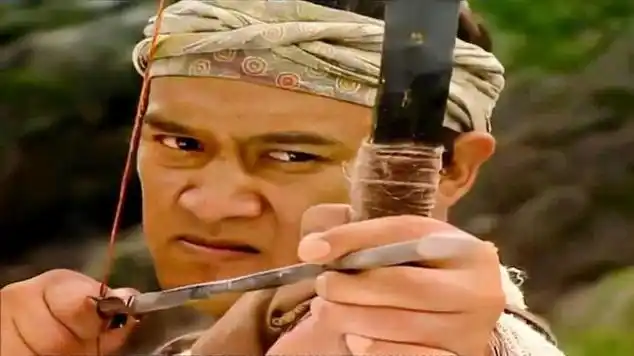 春光灿烂猪八戒二牛练射箭竟无意射中直接摩擦起火了