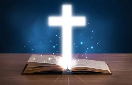 用发光的十字架在中间打开圣经照片