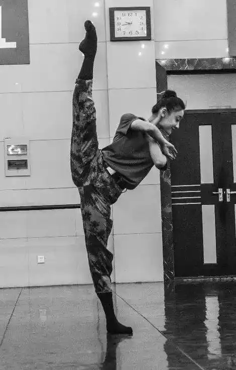 这姑娘12岁考入军艺,16岁进入中国人民解放军总政治部歌舞团工作_训练