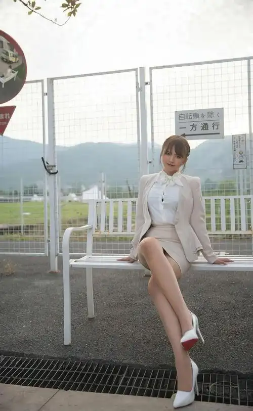 美女穿搭白色包臀裙搭肉色丝袜尽显长腿魅力时尚不失女人味