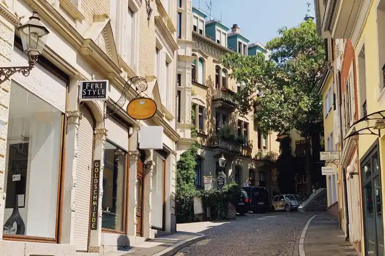 被俄罗斯土豪占领的欧洲小镇