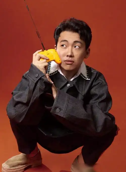 郭麒麟童趣时尚画报,天真烂漫的郭大少爷,可爱起来还是挺帅的了