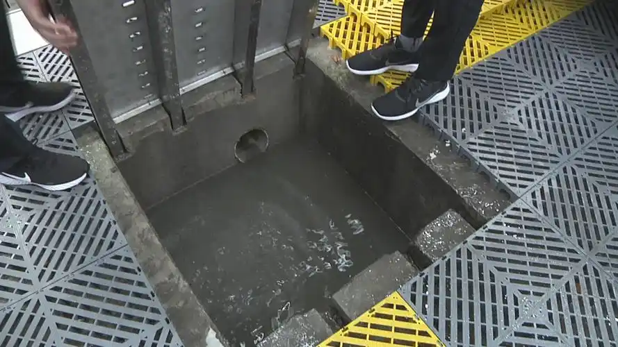 洗车区域全部设在室内,环境整洁,摆放整齐,地面下方设置了沉淀池,洗车