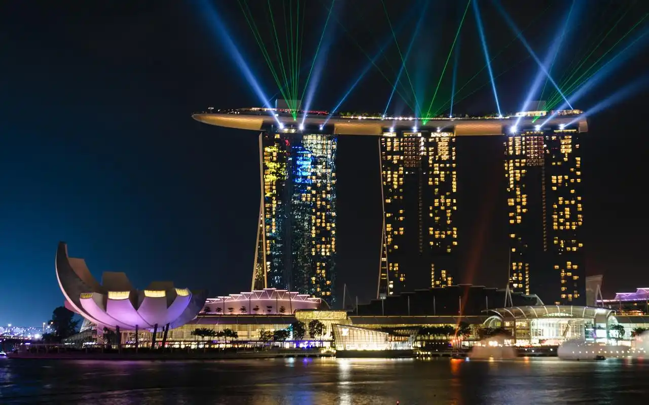 新加坡滨海湾金沙酒店与空中花园夜景