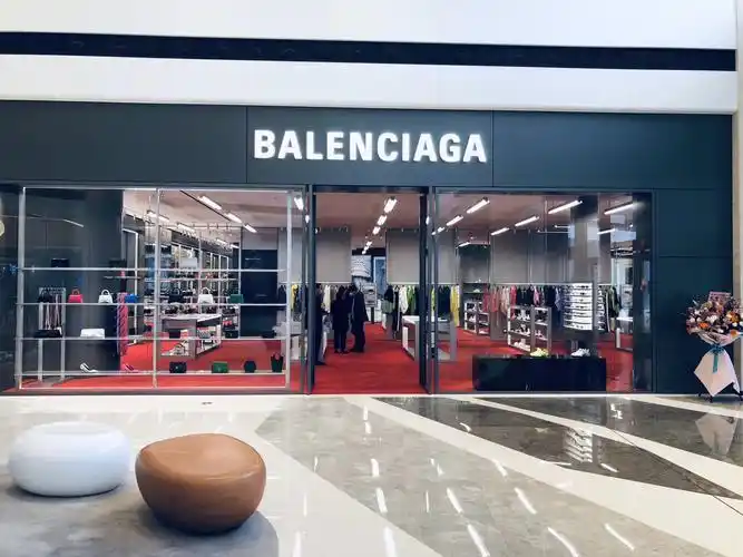 赢商新闻 品牌> 正文      巴黎世家 (balenciaga)是由cristobal