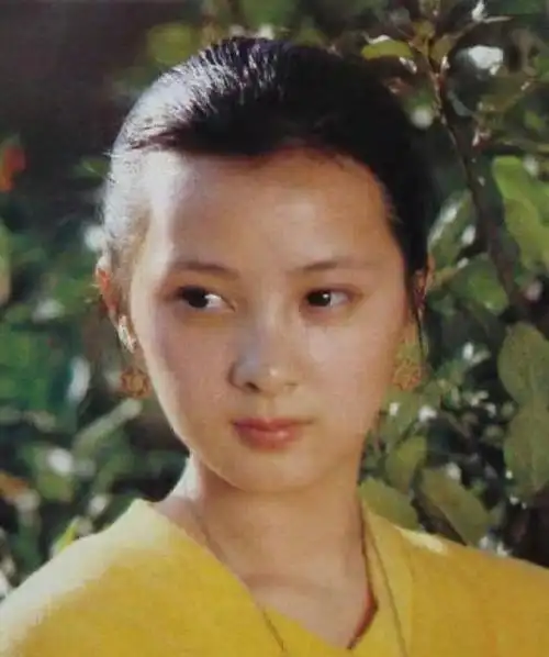 下面这张,是胡泽红和陈晓旭的照片,两人是不是特别像,宛如孪生姐妹?