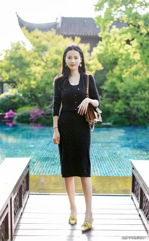 三十岁的女人更注重生活品质,精致的服饰搭配,显得成熟又稳重-搜狐大