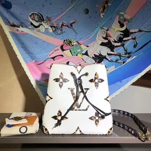 推荐97新lv 款 jungle丛林系列水桶包白色色拼豹纹单肩手提包 单肩包