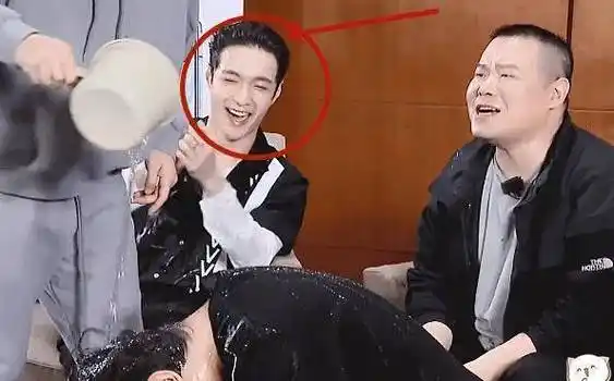 从照片中我们可以看到,此刻的张艺兴比以往时尚了很多,留着大背头发型