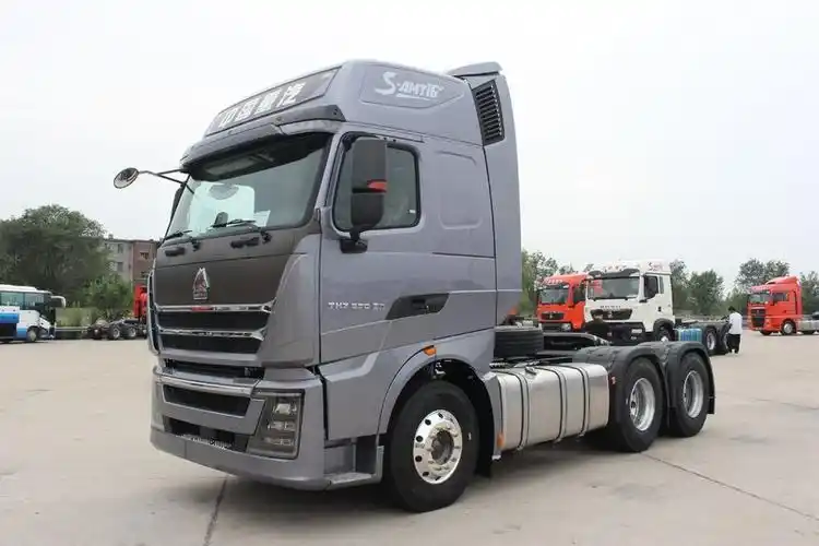 中国重汽howoth7重卡豪华版570马力6x4国六amt自动挡牵引车zz4257v324