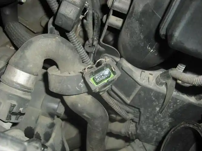 故障再现,再次检查底盘线束,发现在发动机油位传感器上方前传动轴处