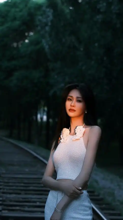 陈冰治愈单曲《没有月亮的夜晚》上线 反差嗓音"生命力"拉满(2)