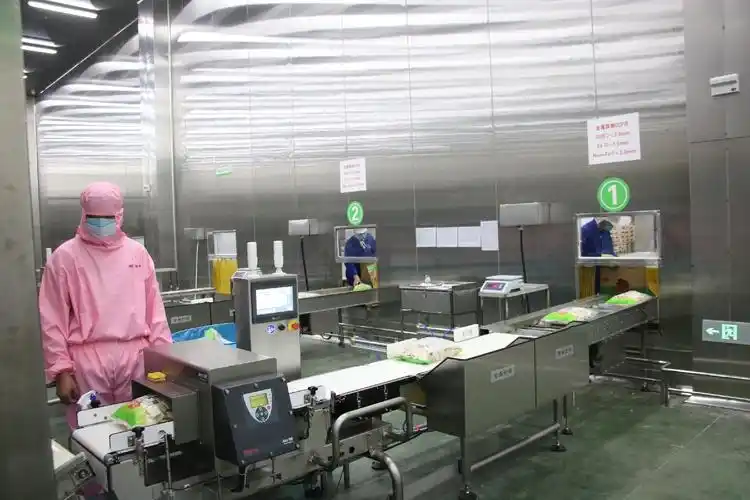 县产业集聚区的河南安井食品有限公司内,工人在生产车间忙得热火朝天