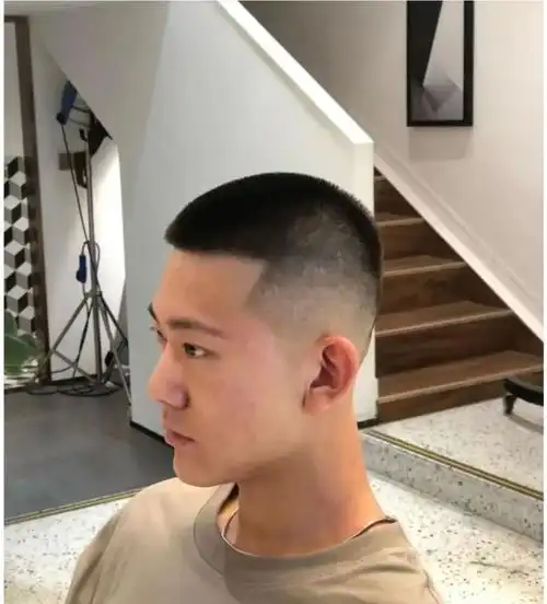 园寸头可以说是男士发型当中**简单省事的一种发型,超短的发型不用