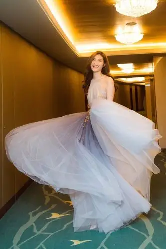 盘点何穗最美的四套礼服,最后一套灰白色薄纱长裙仙气十足!