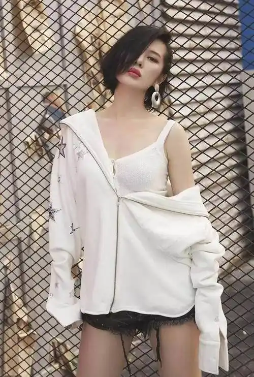 余男:与著名导演在一起12年,却在孕期遭遇分手,如今她怎么样了?