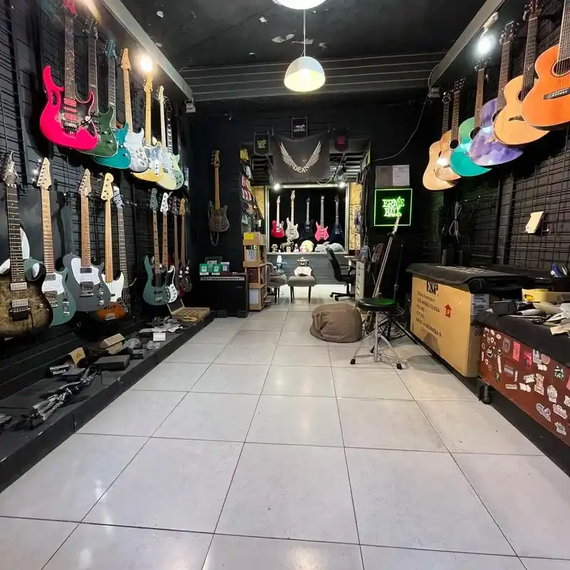 我在沈阳经营了间琴行,今天它六岁了.