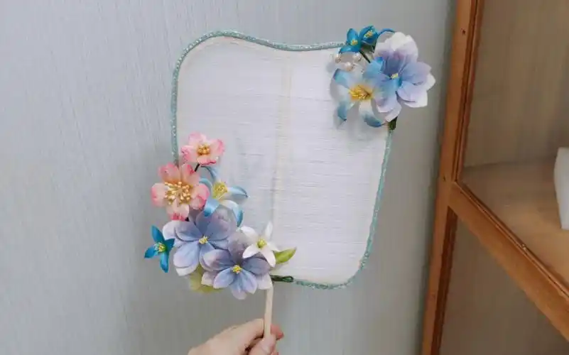 两面蚕丝扇,一面贴花,一面绒花,还没完全做好,我要摆烂了,大晚上我