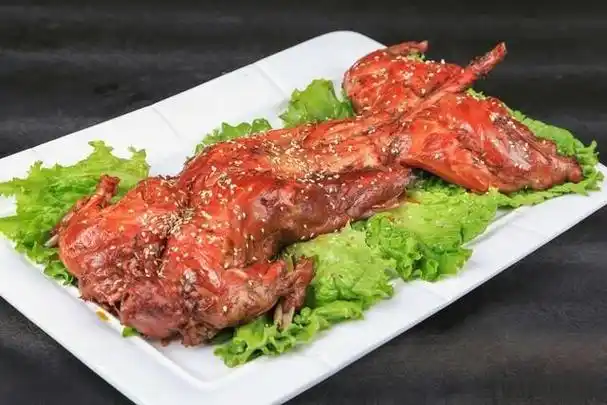 美味烤全兔,鲜嫩多汁的肉质让人回味无穷