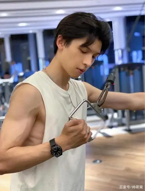 组图:身材苗条,长相英俊的美少年,会穿搭,爱健身,颜值超棒!