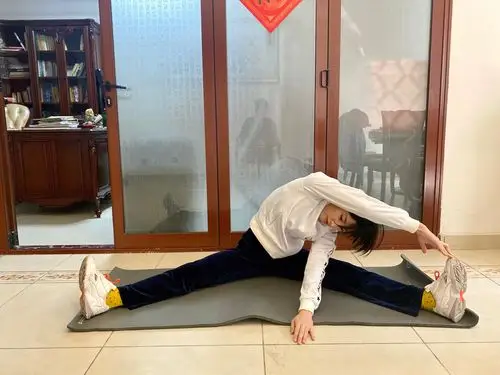 横叉侧压腿 1分钟1组,左右各2组,共计4分钟