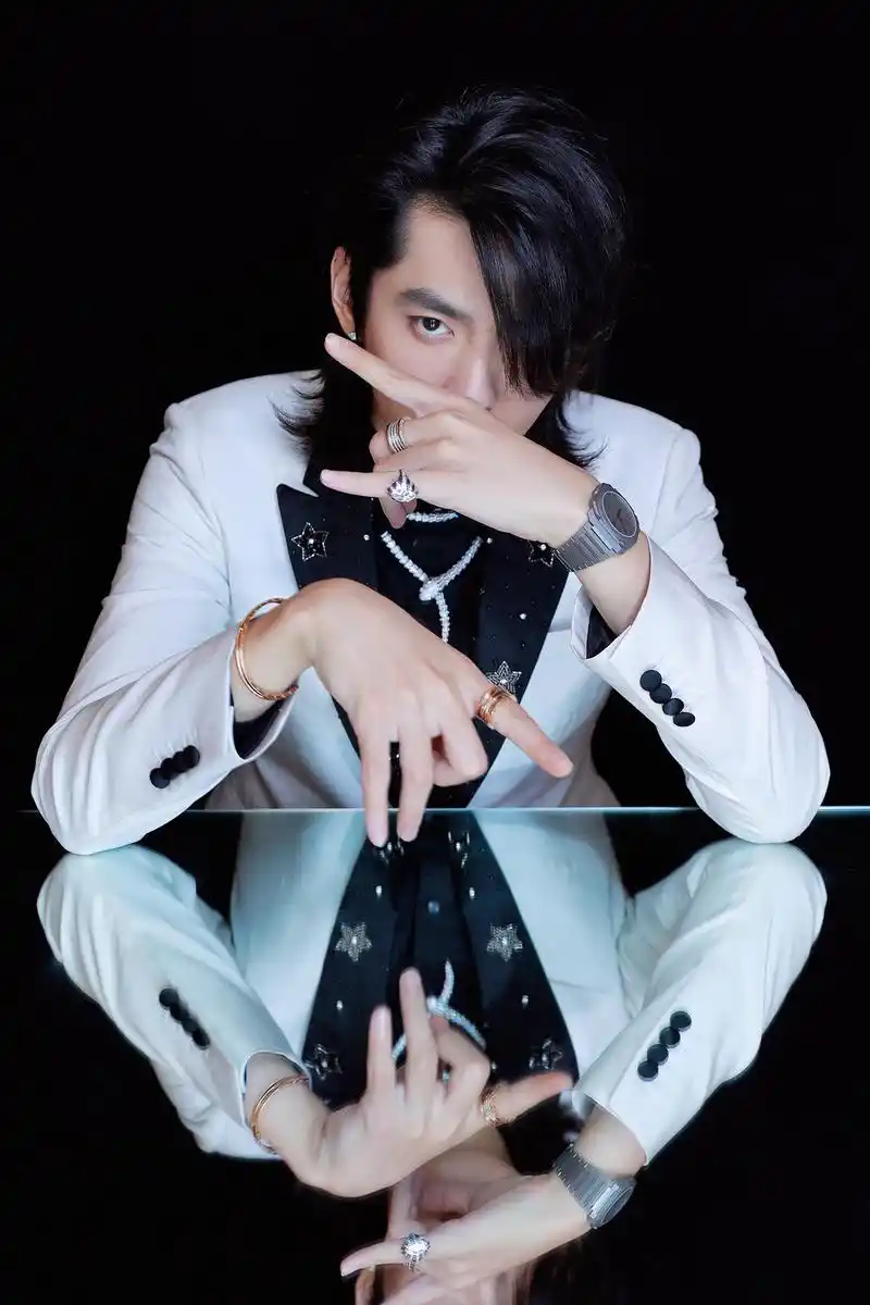 独具一格,融汇东西文化,展现多面魅力,宝格丽全球品牌代言人吴亦凡受