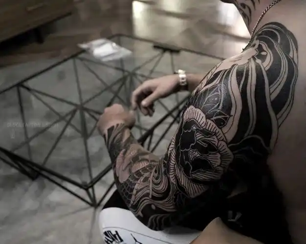 新传统花臂纹身男传统海浪蛇半甲花臂纹身4