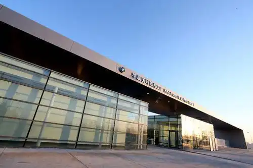 仰融知道光靠金杯是不行的,所以1997年仰融准备创建华晨中华品牌