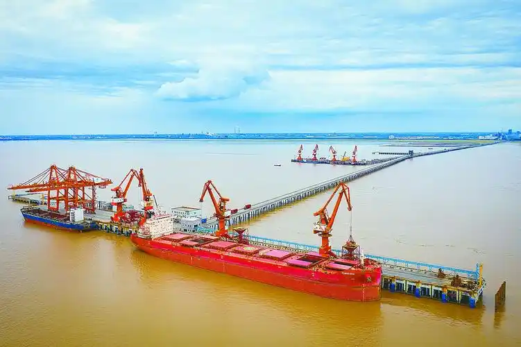 列车驶向大丰港我市加快推进大丰港铁路支线建设