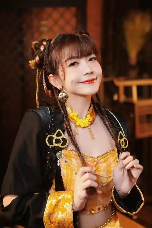 赖美云分享新歌《小满摸鱼法则》写真 双丸子头化身游戏角色_英雄_王