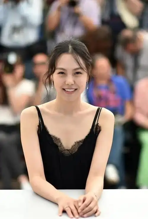 42岁金敏喜漂亮优雅,获奖后靠在男友肩头,男友为了她非要离婚