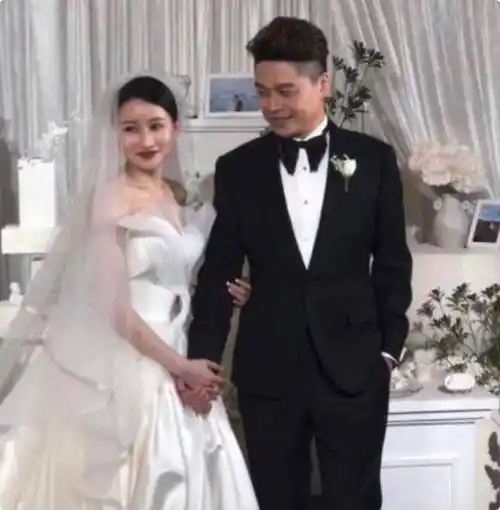 主持人沈涛携全家出行,妻子侧颜撞脸许晴,气质不输王牌女郎费费