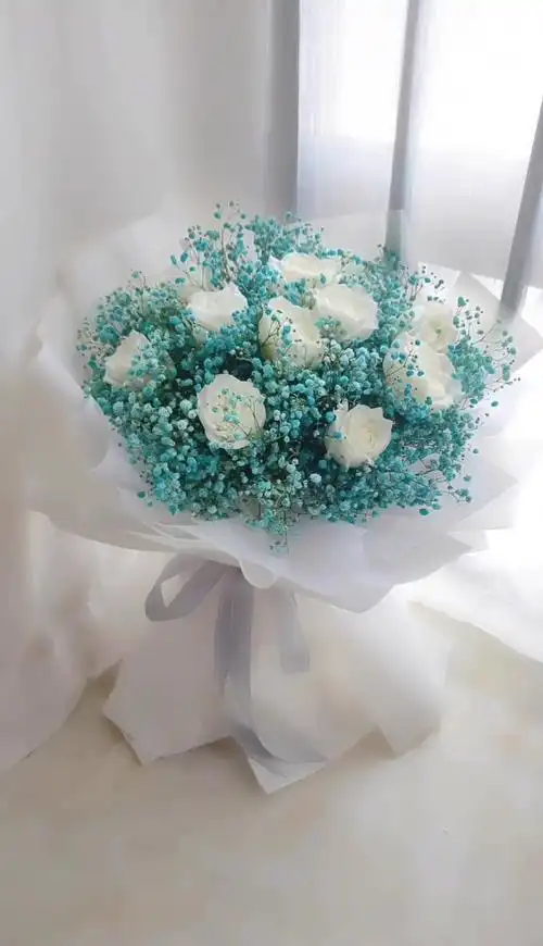 白玫瑰满天星花束