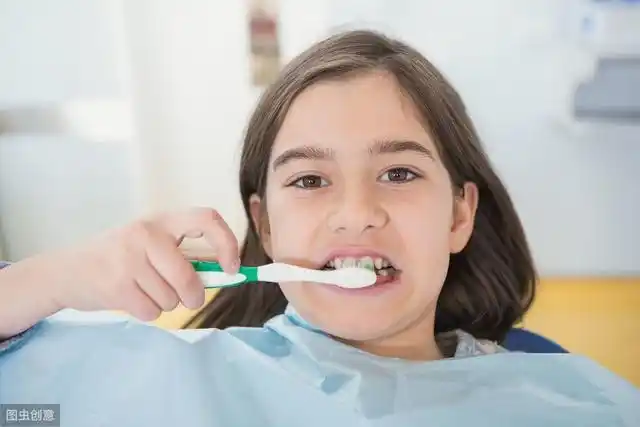 睡前刷牙真的有必要吗?牙科医生:不止是口腔卫生那么简单