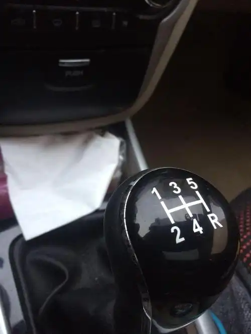 长安逸动的挂档器,手感不错,上面的档位标示的非常清晰_懂车帝