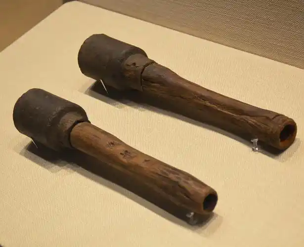 手榴弹,投掷时利用木柄的杠杆效应,能扔得距离更远,具有很强的进攻型