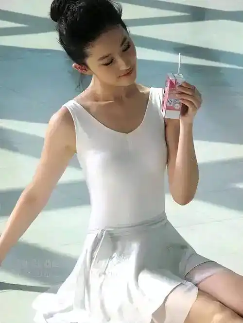 当神仙姐姐刘亦菲脱去衣服换上泳装,又纯又欲又诱人_身材_电视剧_是一