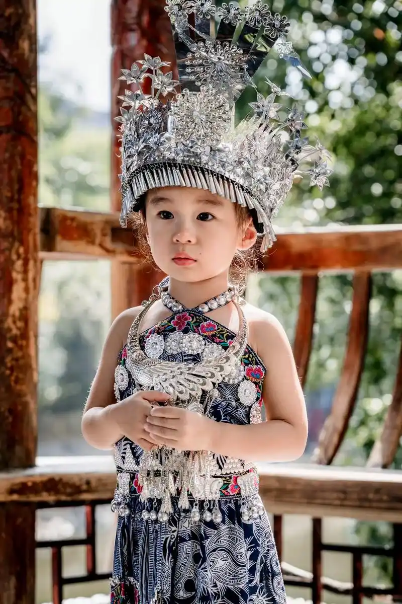 是苗族小公举啊#宝宝民族服饰写真照 #总要穿一次少数民族服饰 - 抖音