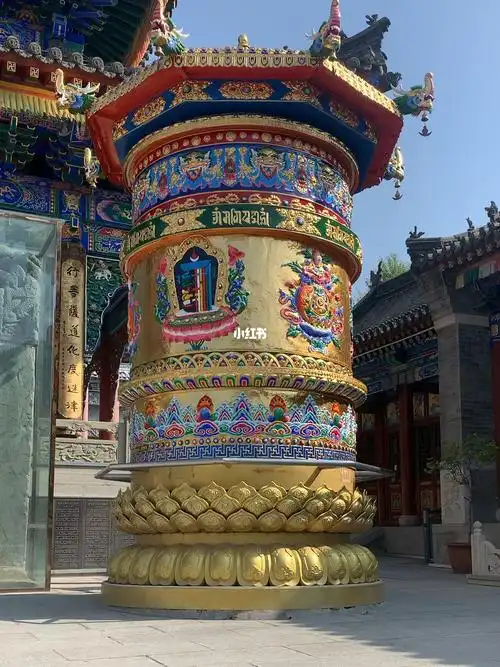 蓝天白云 红墙琉瓦 虔诚礼拜 皆是空山心亦净.#五台山广化寺