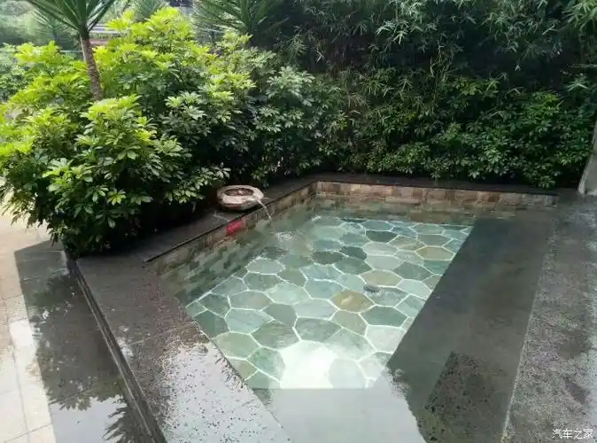 游韶关经律论文化小镇泡森林里面的温泉