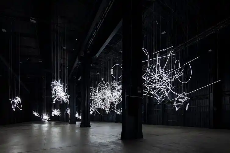 ins风鼻祖荧光灯管中的极简与观念