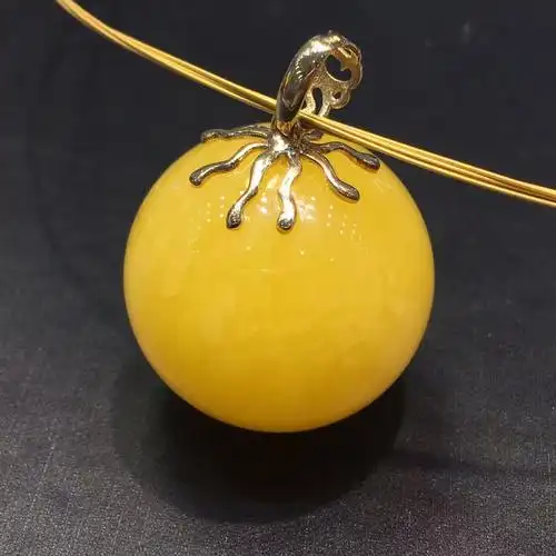 天然蜜蜡转运珠 圆球形吊坠 无任何优化 18k真金镶嵌 丹麦设计