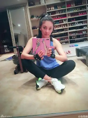 张雨绮晒健身自拍