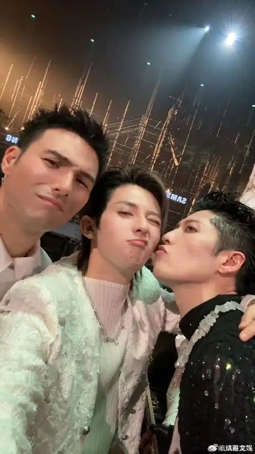 符龙飞晒哥哥们合照##符龙飞晒披荆斩棘的哥哥合照